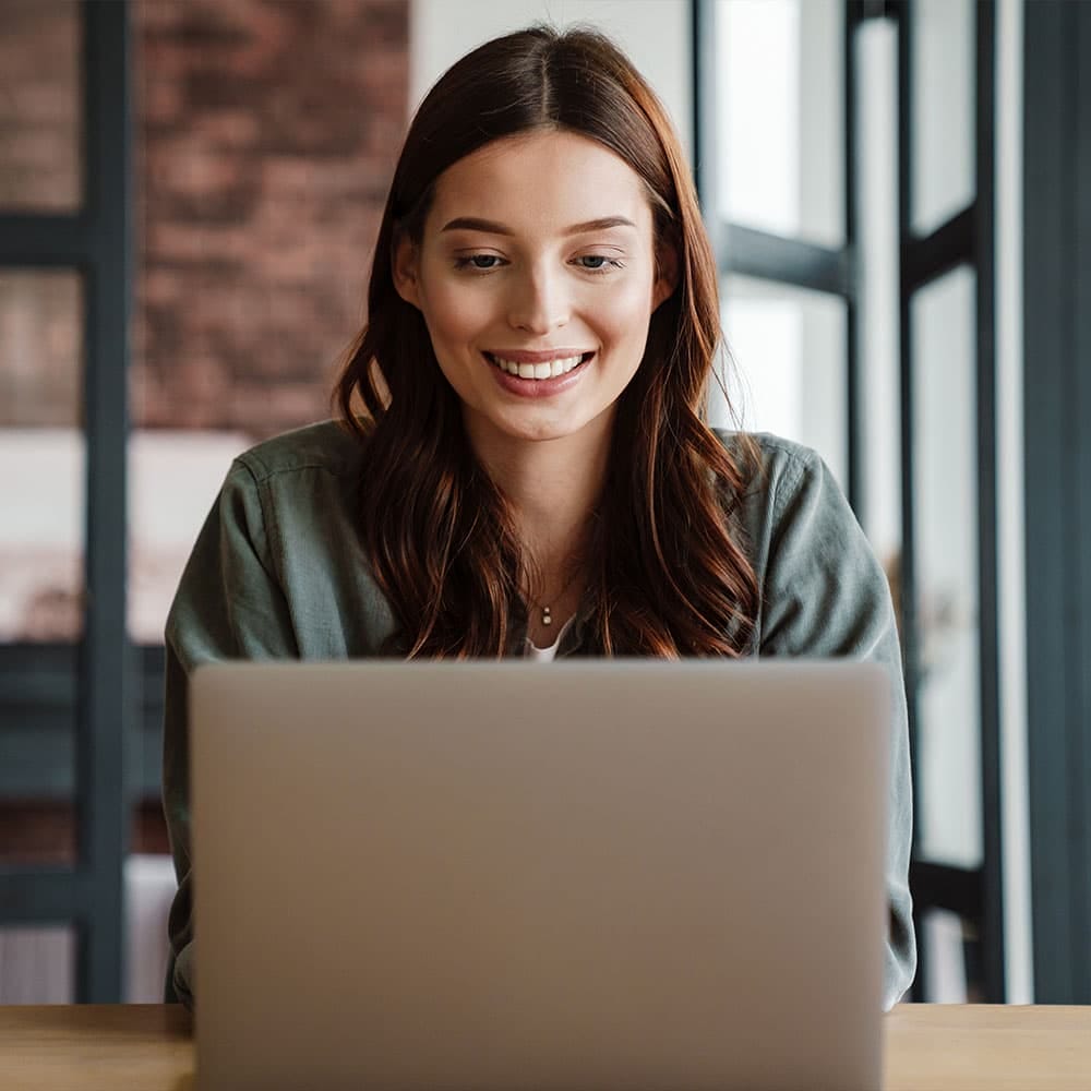 lady in laptop