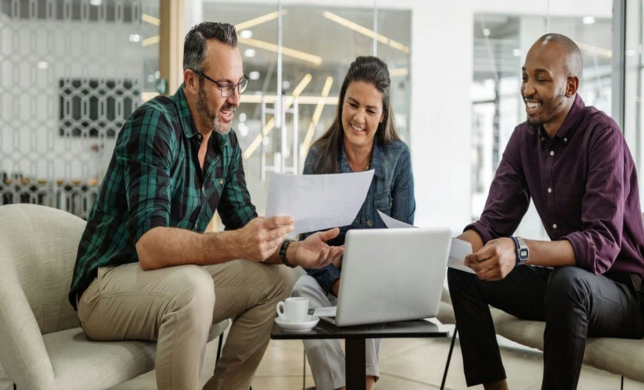 IT leaders collaborating and exchanging notes